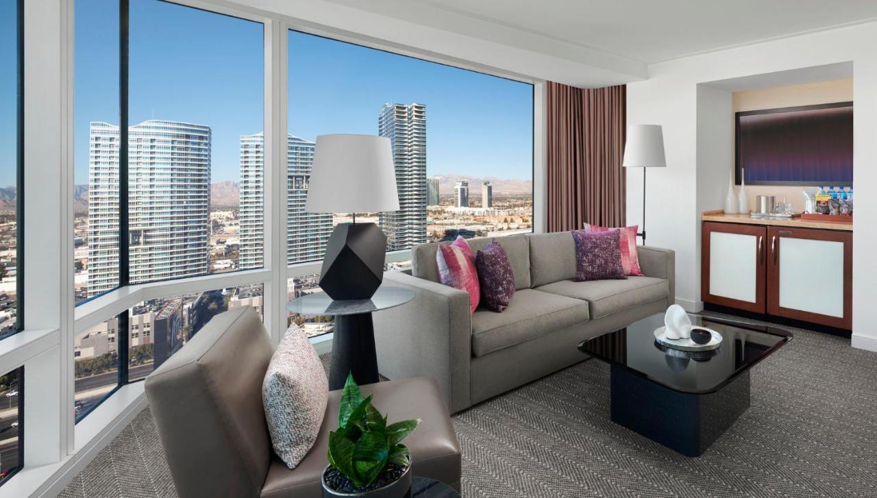 Aria Resort & Casino Las Vegas Ngoại thất bức ảnh A living room in a suite at Encore